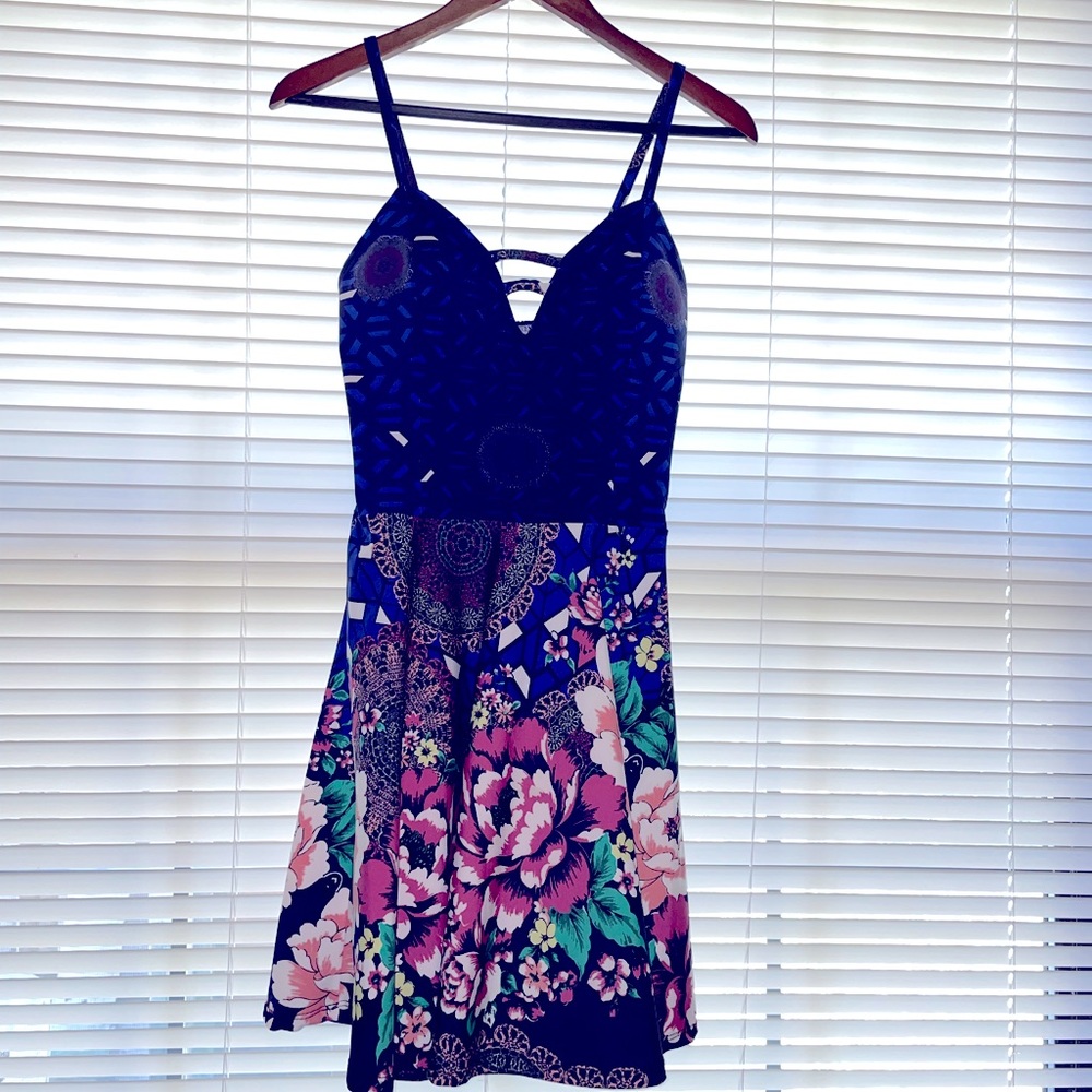 Summer dress. Straps, flowy gym like fabric. Stretchy